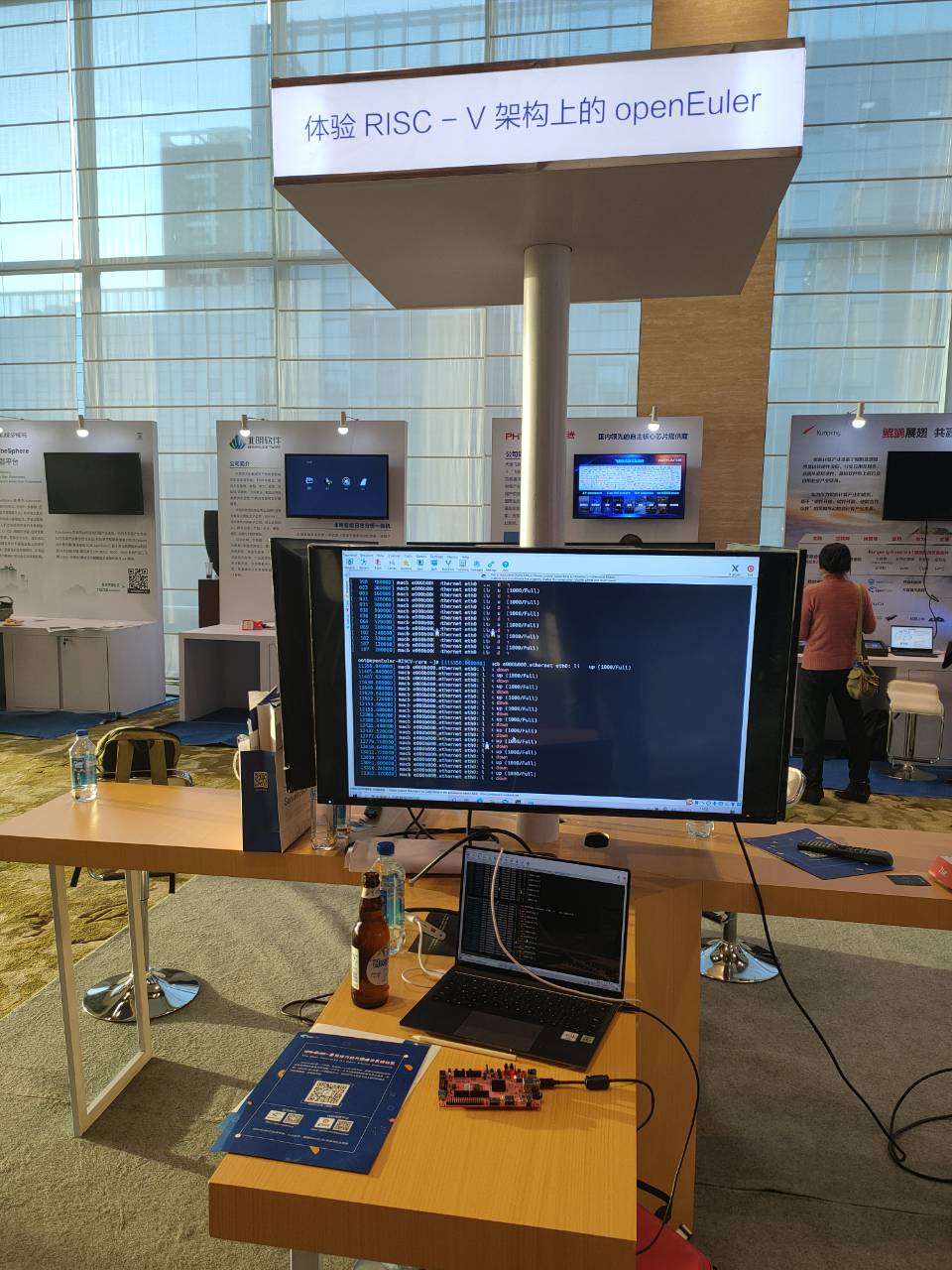 openEuler summit 上展示的运行在果壳芯片上的openEuler RISC-V 
