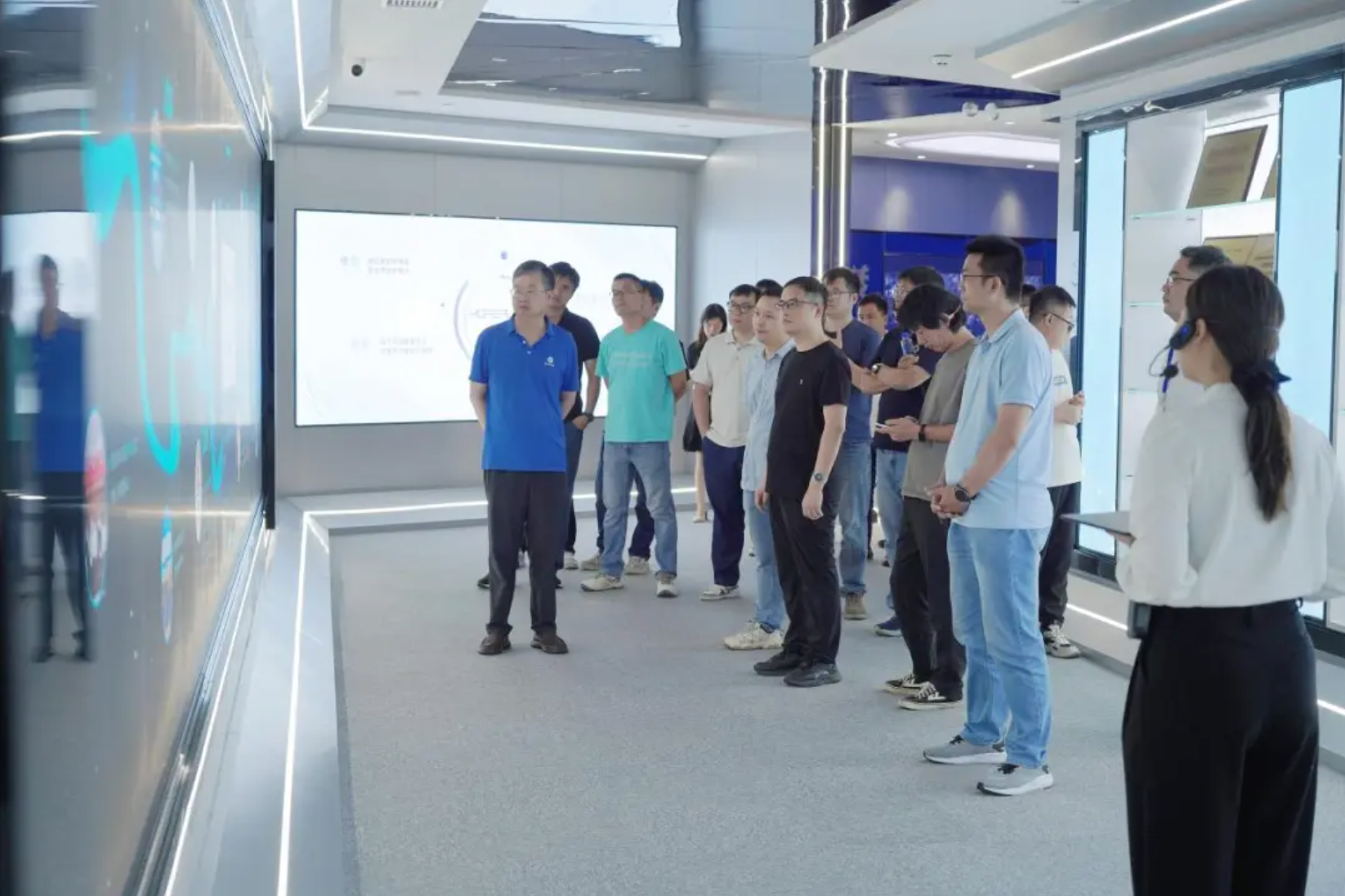 openEuler社区与会代表参观润和软件体验中心